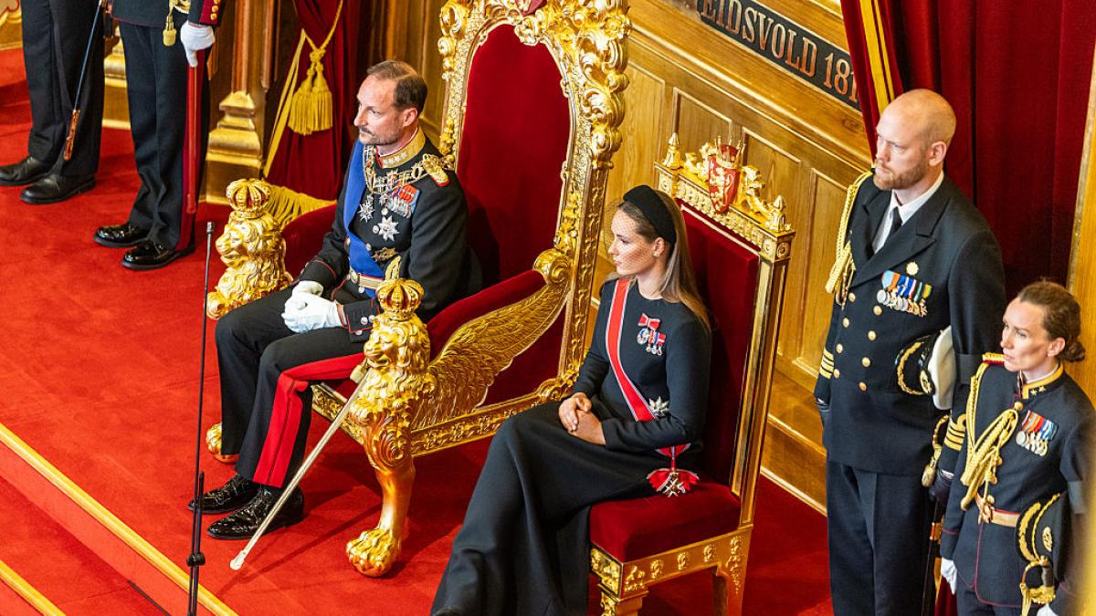 noul rege al norvegiei haakon a depus juramantul in absenta reginei mette marit langa tron a avut o pe fiica lui printesa ingrid