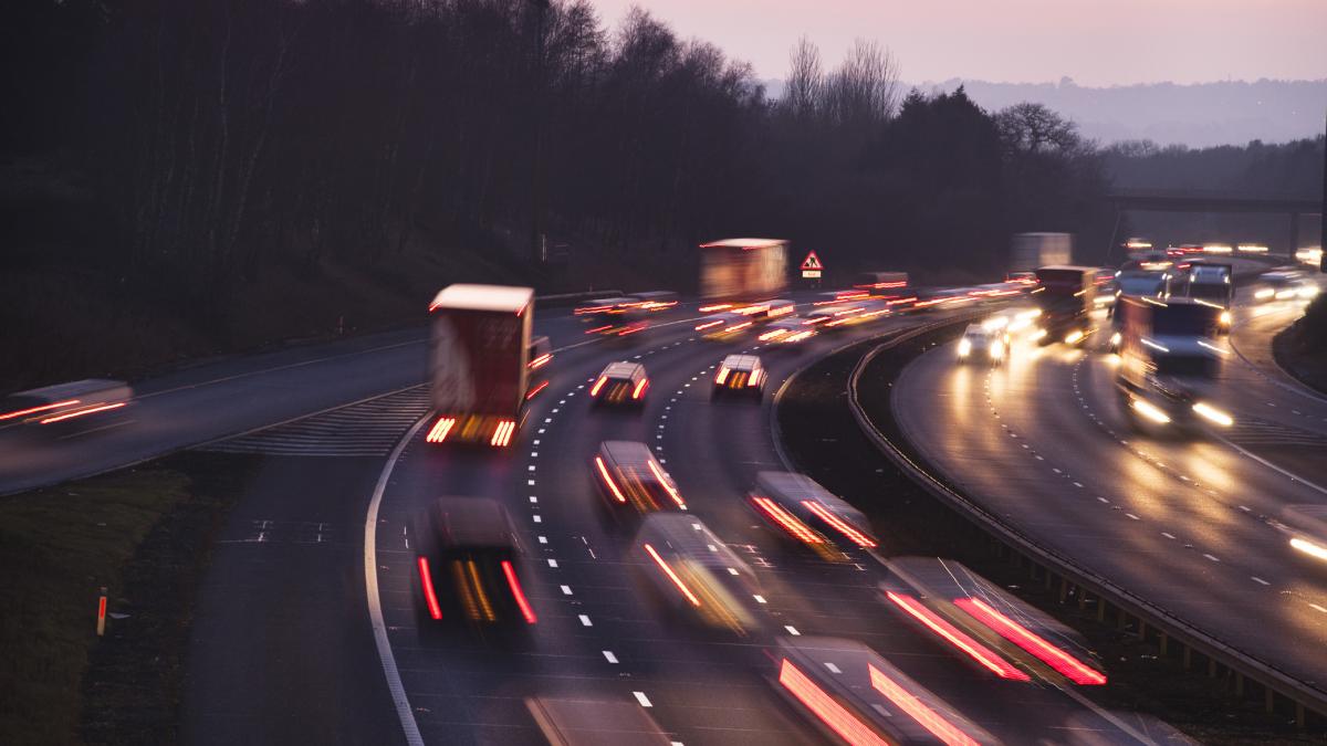 masini pe autostrada noaptea