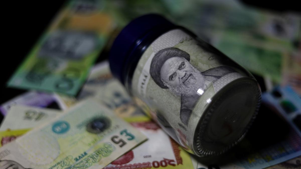 curs incredibil in iran un euro costa acum peste 2 5 milioane de riali moneda tarii se prabuseste
