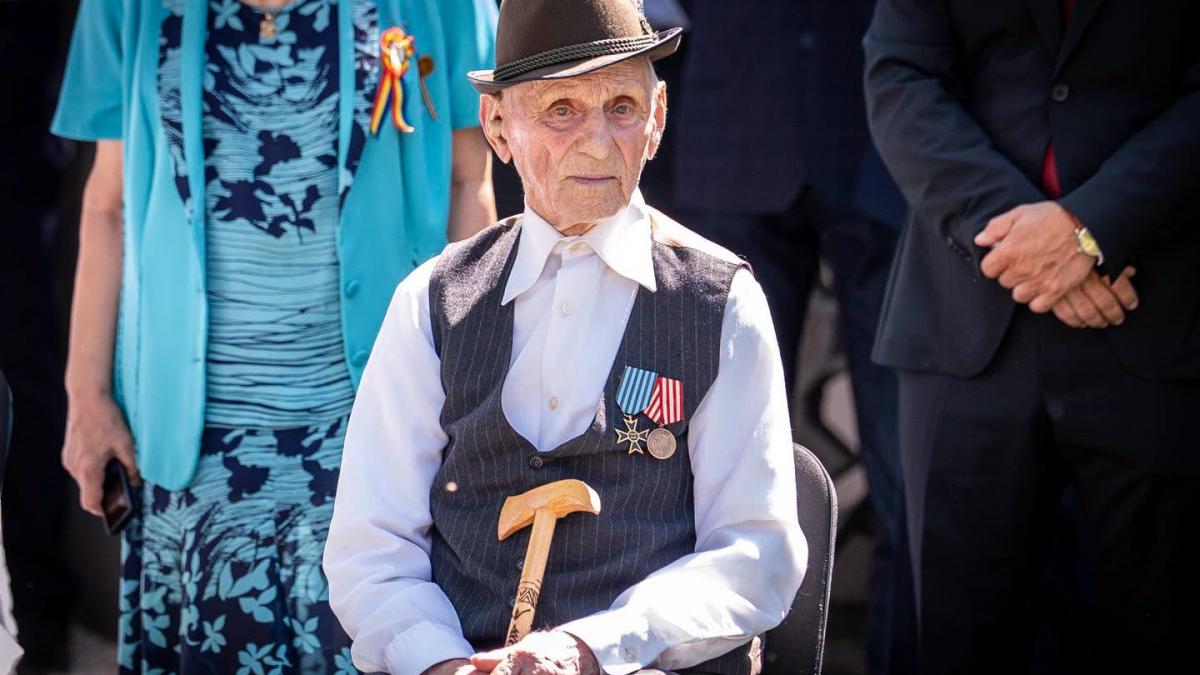 gica baciu un veteran de 104 ani al celui de al doilea razboi mondial a participat la aniversarea diviziei 2 infanterie getica
