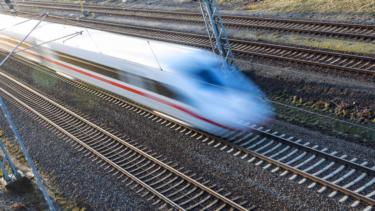 inca un incident ciudat pe caile ferate din germania usa unui tren care mergea cu 200 de km h s a deschis brusc