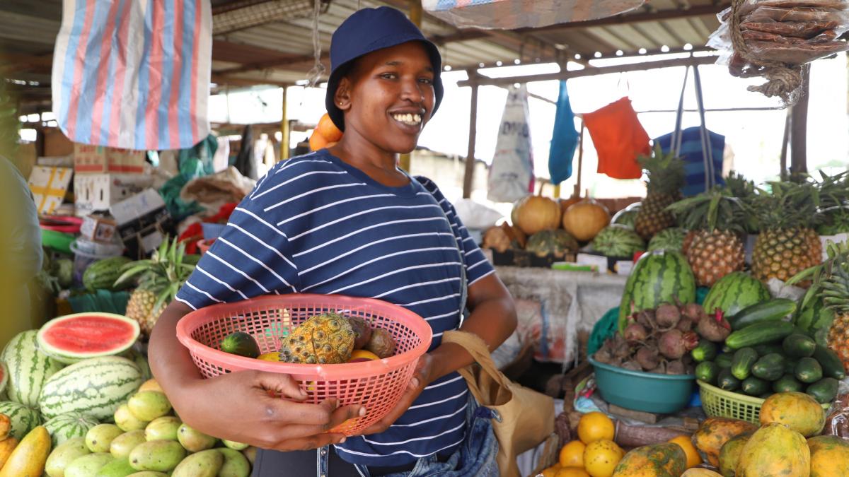 femeie la piață în nairobi