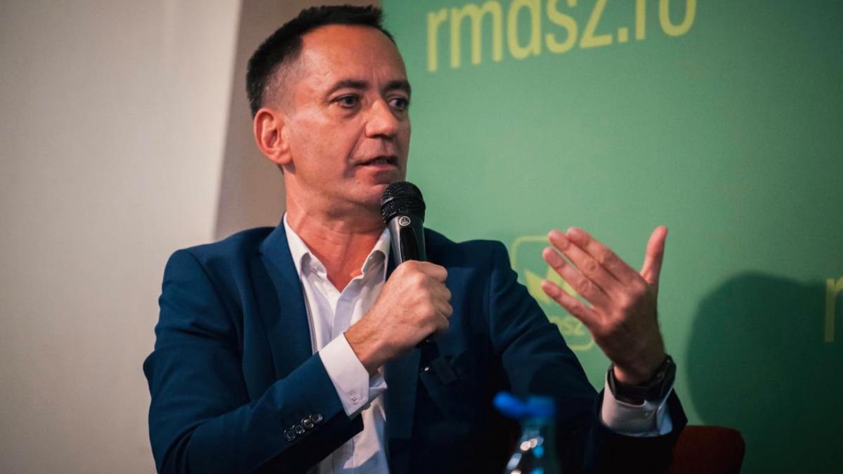 Csoma Botond gesticulează
