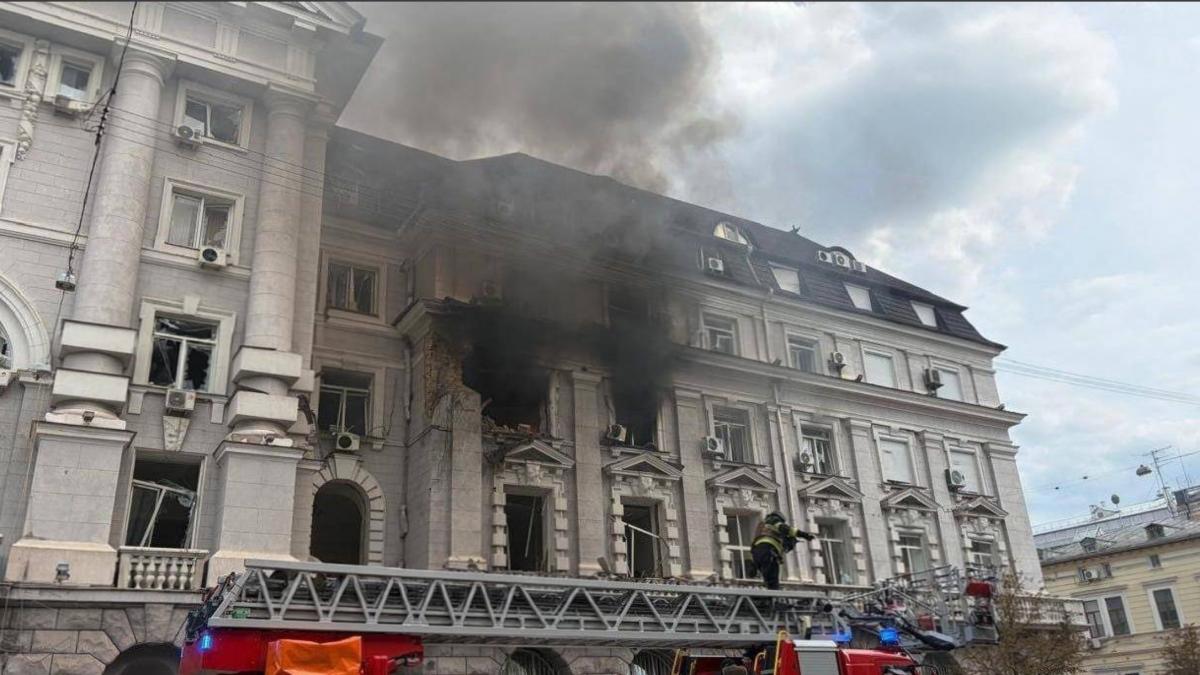 o drona ruseasca a atacat sediul sbu din centrul kievului in plina zi zelenski vom raspunde acestui atac