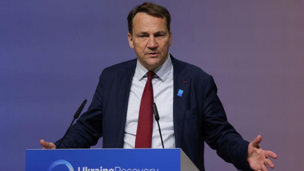 polonia cere expulzarea a aproape 1 000 de diplomati rusi din ue radoslaw sikorski oricum sunt prea multi