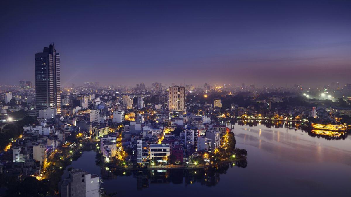 Panoramă nocturnă a capitalei vietnameze Hanoi