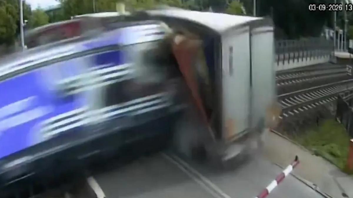 video un camion a fost blocat pe sine de bariere dar soferul n a vrut sa le sparga si nu a mai reusit sa evite trenul