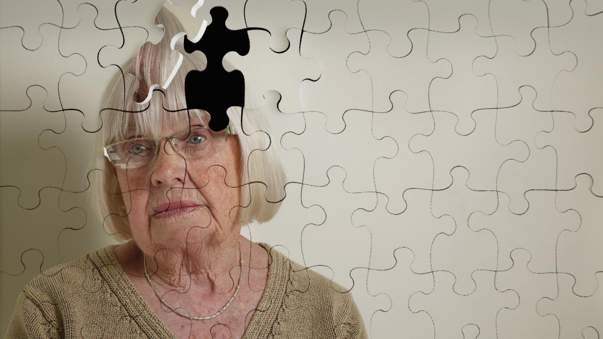 ilustratie cu chipul unei femei pe un puzzle, lipseste o piesă din dreptul capului, sa sugereze ideea de alzheimer