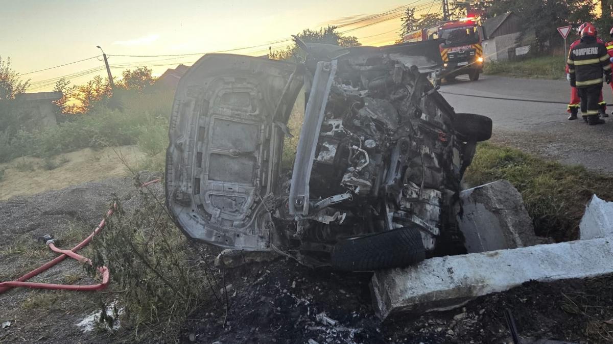 doi minori de 16 ani au murit intr un accident cumplit in suceava masina lor a intrat intr un cap de pod si a luat foc