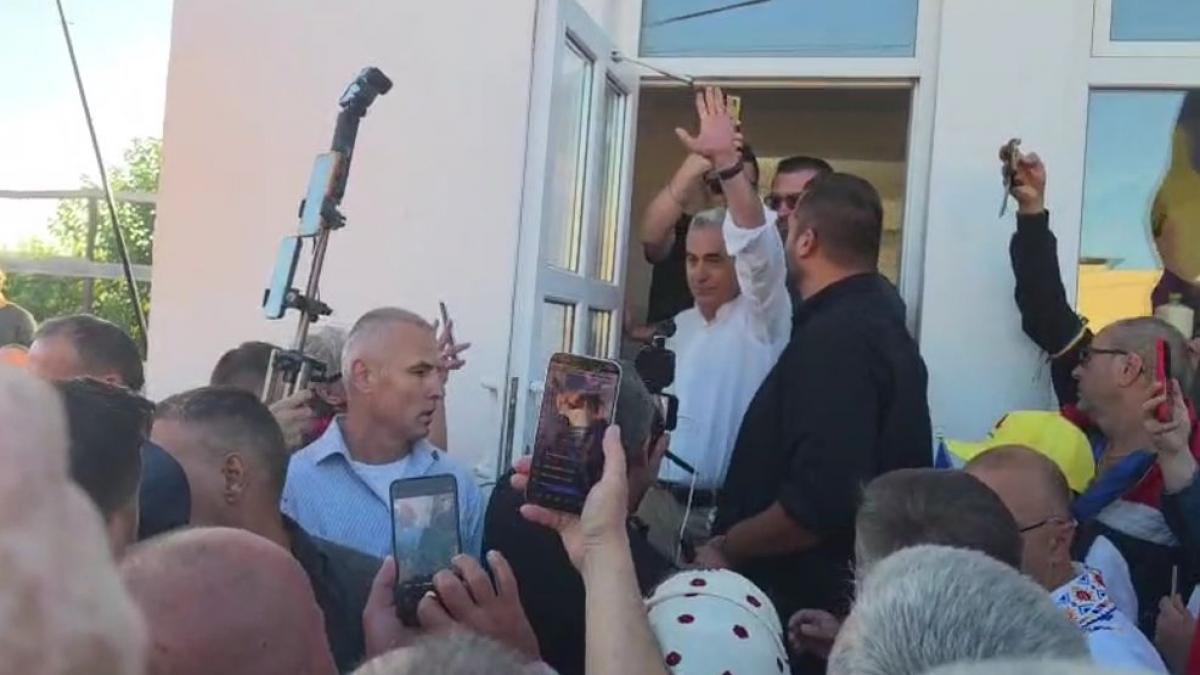 georgescu a fost huiduit la vaslui dupa ce i s a interzis accesul intr o fabrica si in biserica din lipovat sa plece cu circul