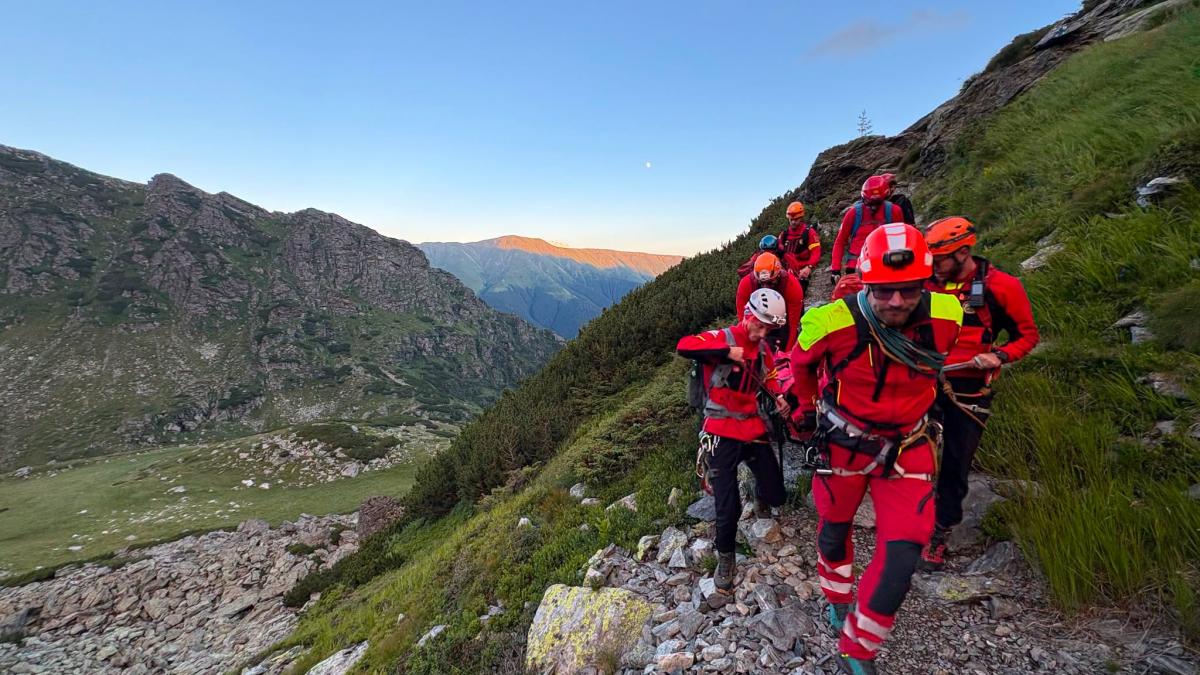 misiune contracronometru in muntii fagaras sase turisti suedezi epuizati au fost salvati de salvamontistii argeseni