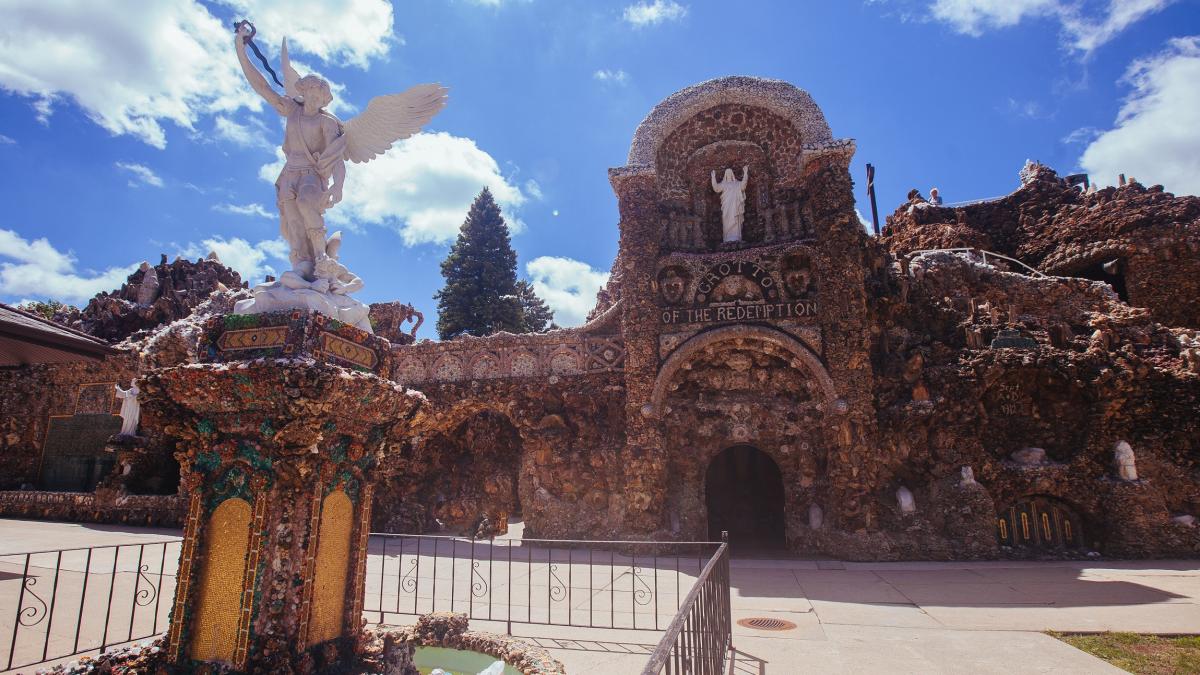 timp de 42 de ani un preot a muncit la constructia unui altar folosind pietre pretioase si peste 100 de vagoane incarcate cu piatra