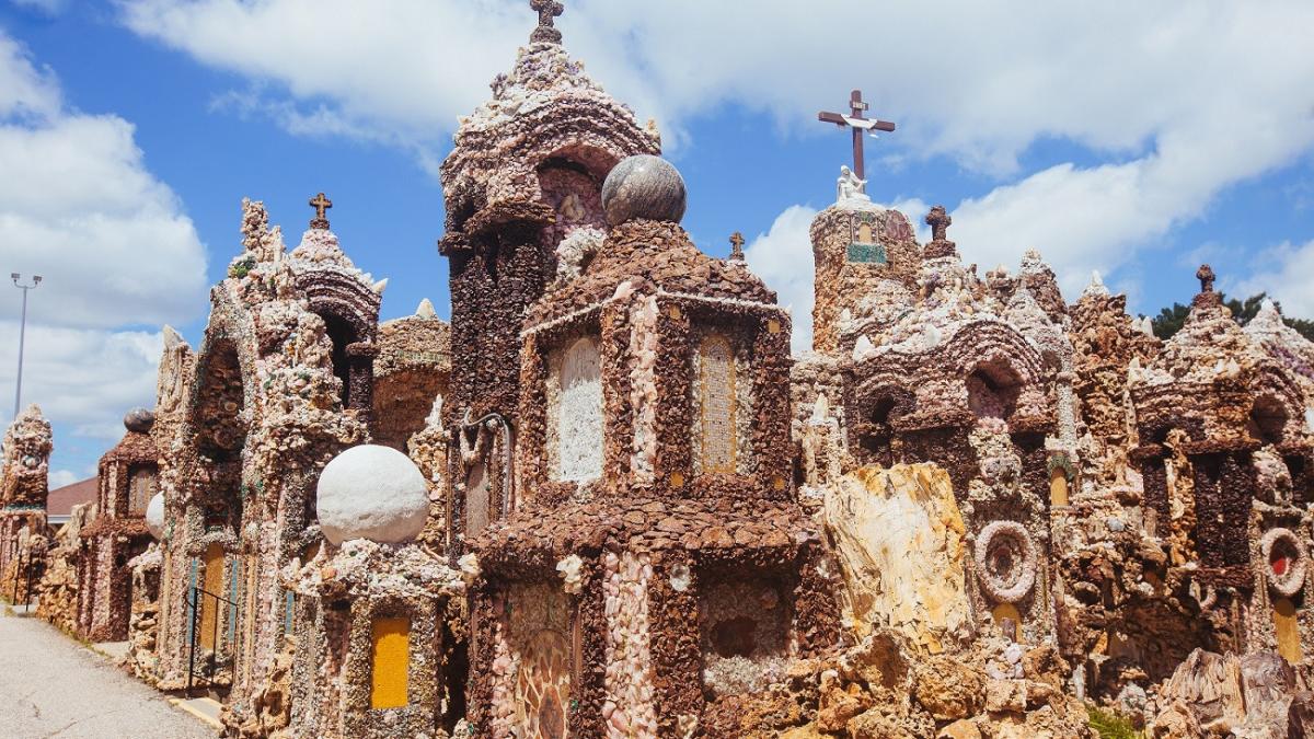 timp de 42 de ani un preot a muncit la constructia unui altar folosind pietre pretioase si peste 100 de vagoane incarcate cu piatra