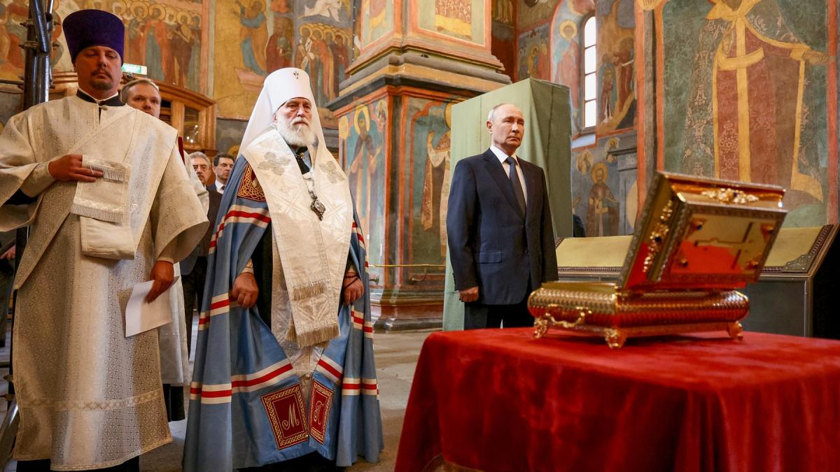 biserica ortodoxa rusa va plimba moastele unui sfant medieval in zonele ocupate din ucraina pentru a i incuraja pe militarii rusi