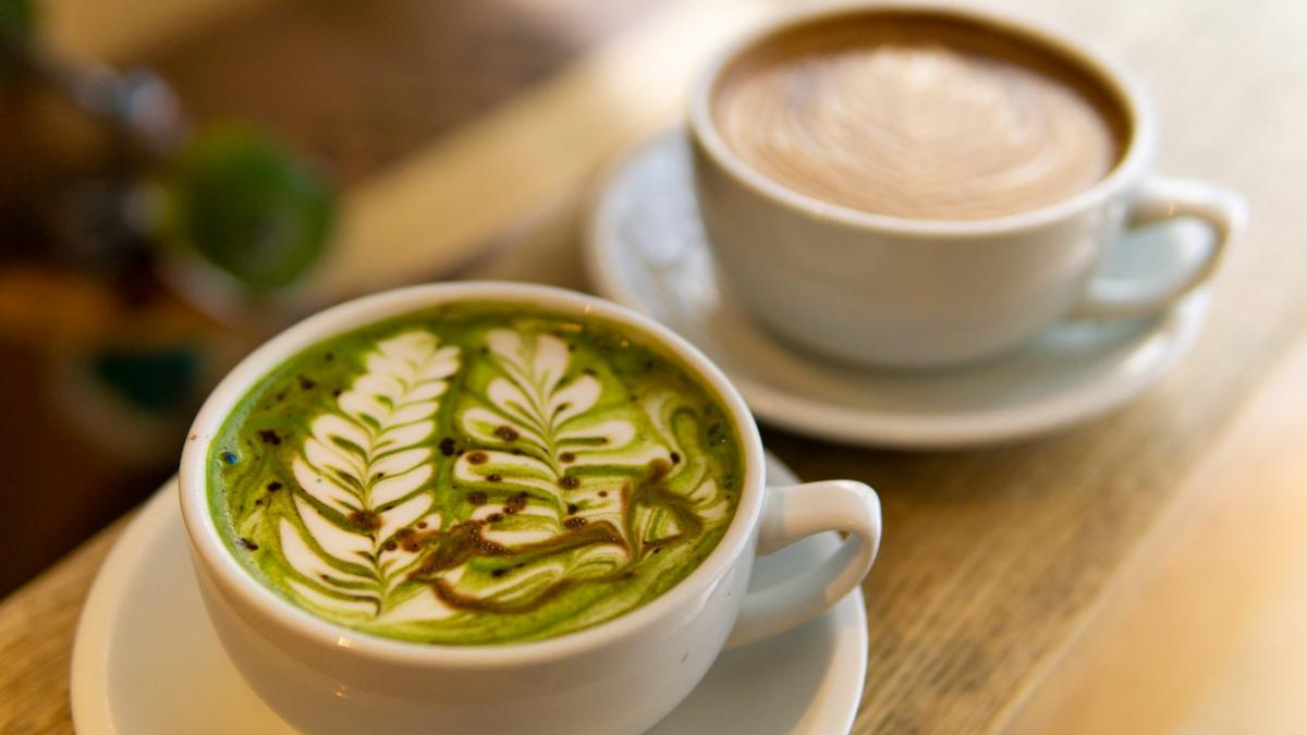o ceasca de matcha si una de cafea