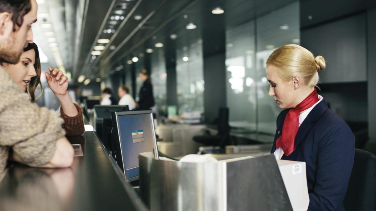 de ce fac companiile aeriene overbooking si ce drepturi ai daca ai bilet dar nu ai loc in avion