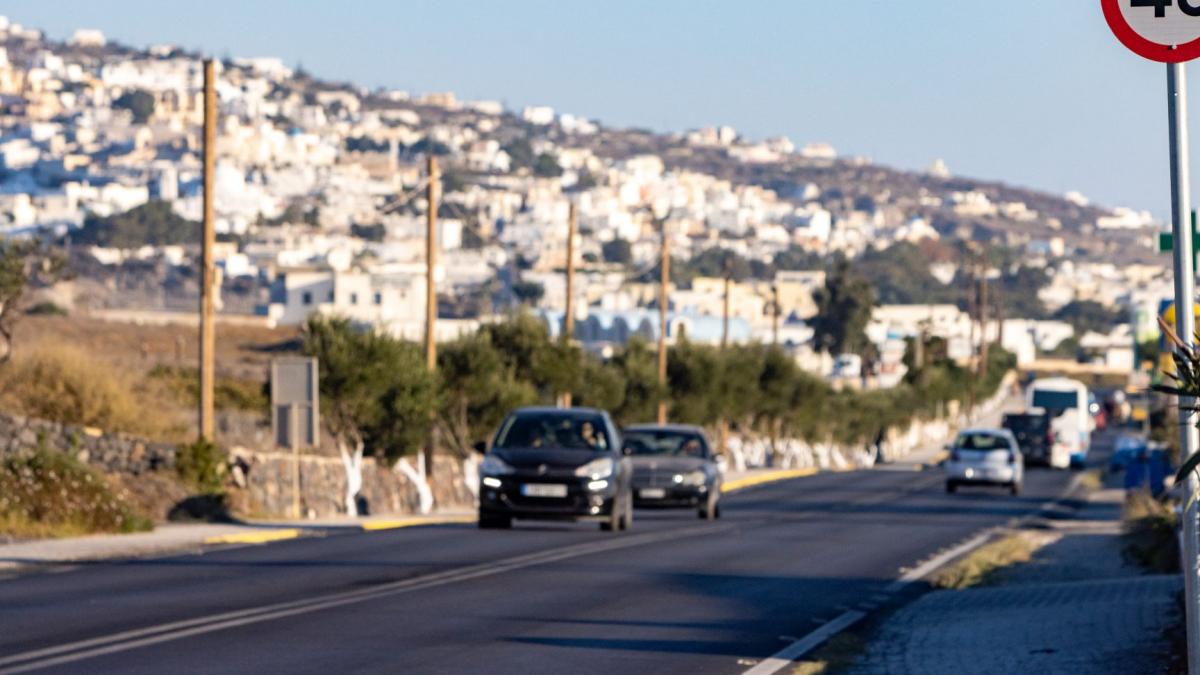 trafic pe langa orasul santorini din grecia