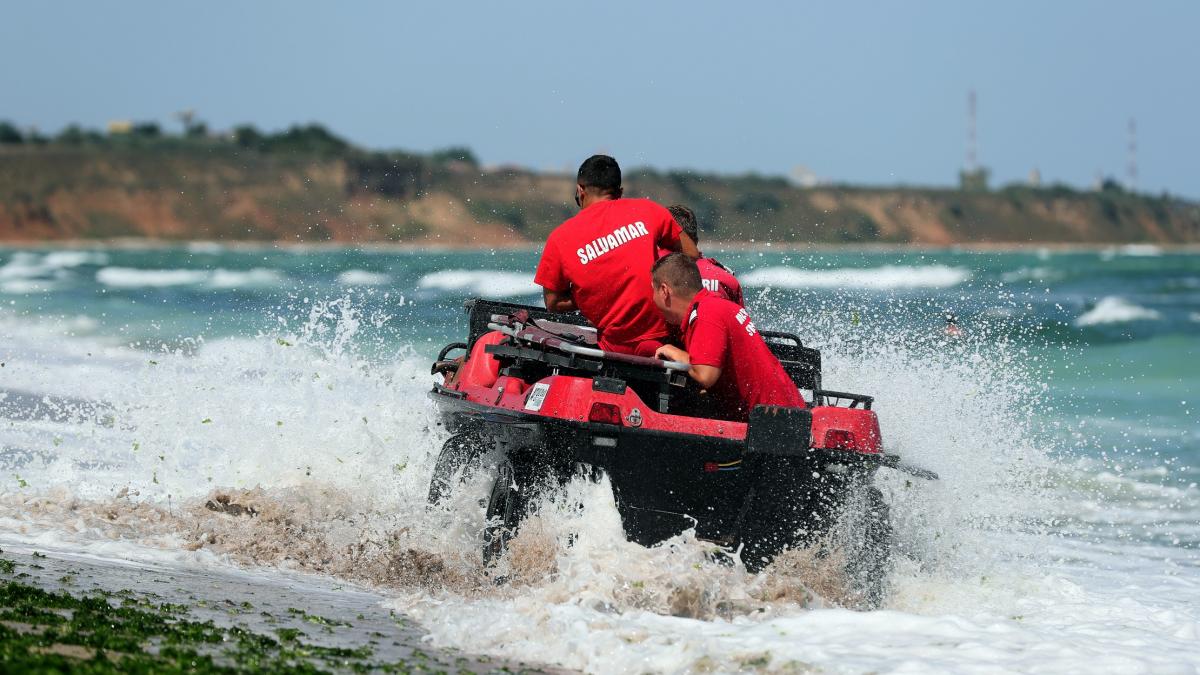 operatiune de salvare la eforie nord doi turisti au fost scosi din mare de salvamari dupa ce curentii i au dus in larg