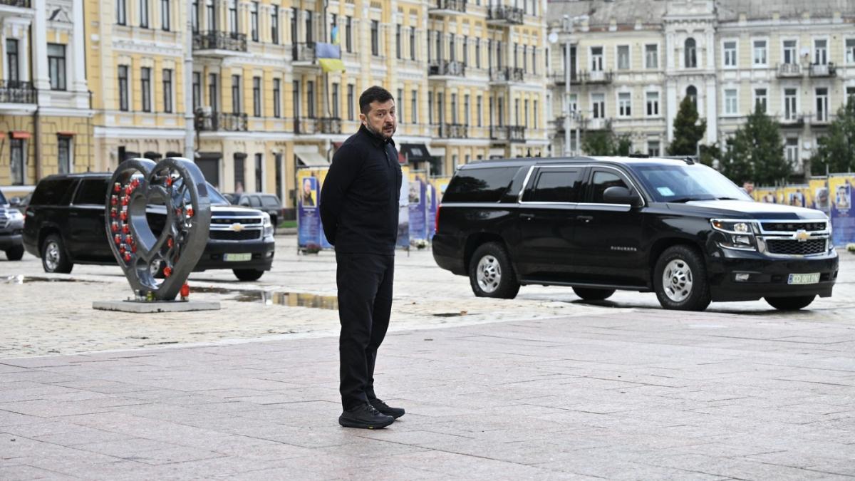 Volodimir Zelenski, in mijlocul strazii, langa doua masini negre din coloana oficiala a emisarilor lui Trump