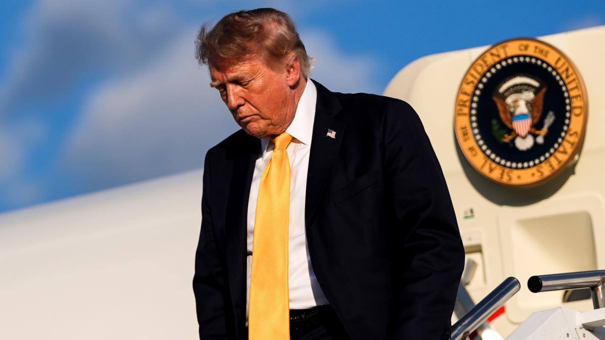Donald Trump coboara din air force one