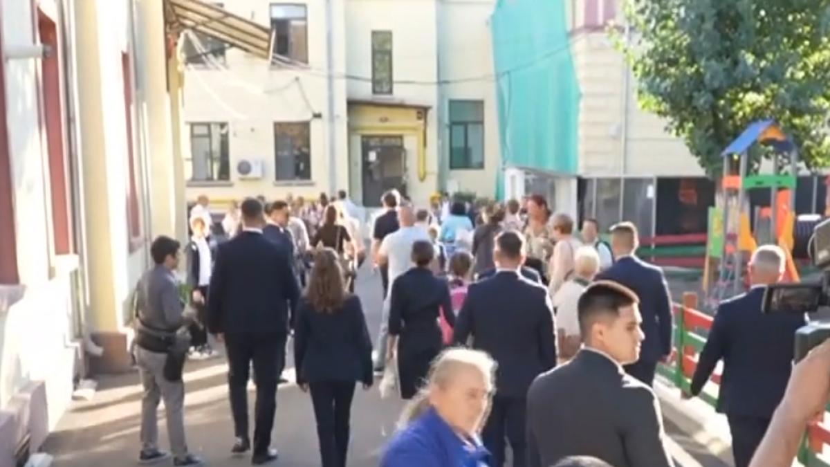 Nicușor Dan și Mirabela Grădinaru și-au dus împreună fetița la școală