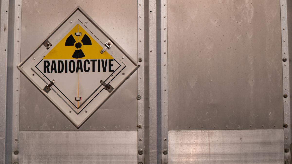 Ușă metalică cu avertisment de radioactivitate