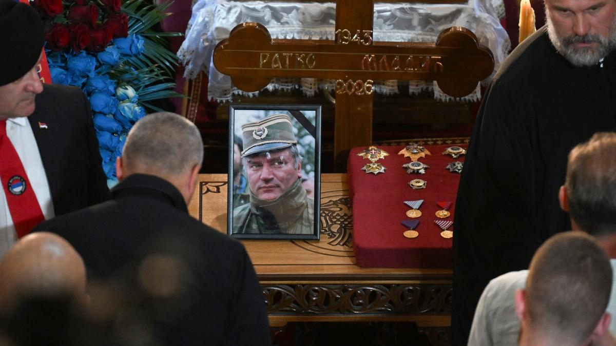 serbia sfideaza avertismentele ue trupul lui ratko mladic a fost depus la belgrad sicriul este flancat de militari