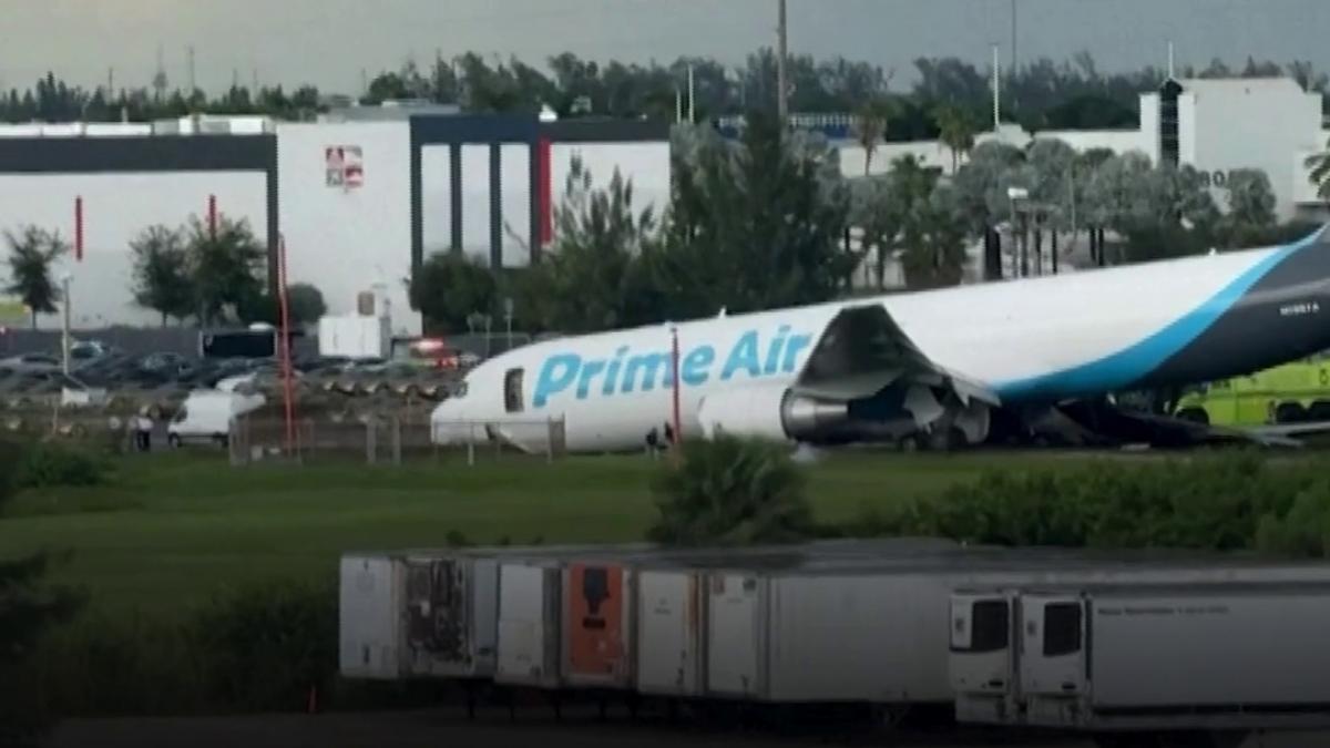 un avion amazon a ratat pista la aterizarea in miami si a intrat in plin in mai multe masini sunt cinci morti