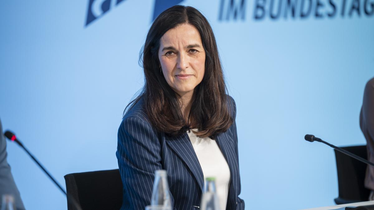 10 diplomati rusi au fost expulzati din ungaria ministra de externe decizia nu presupune ruperea relatiilor diplomatice cu rusia