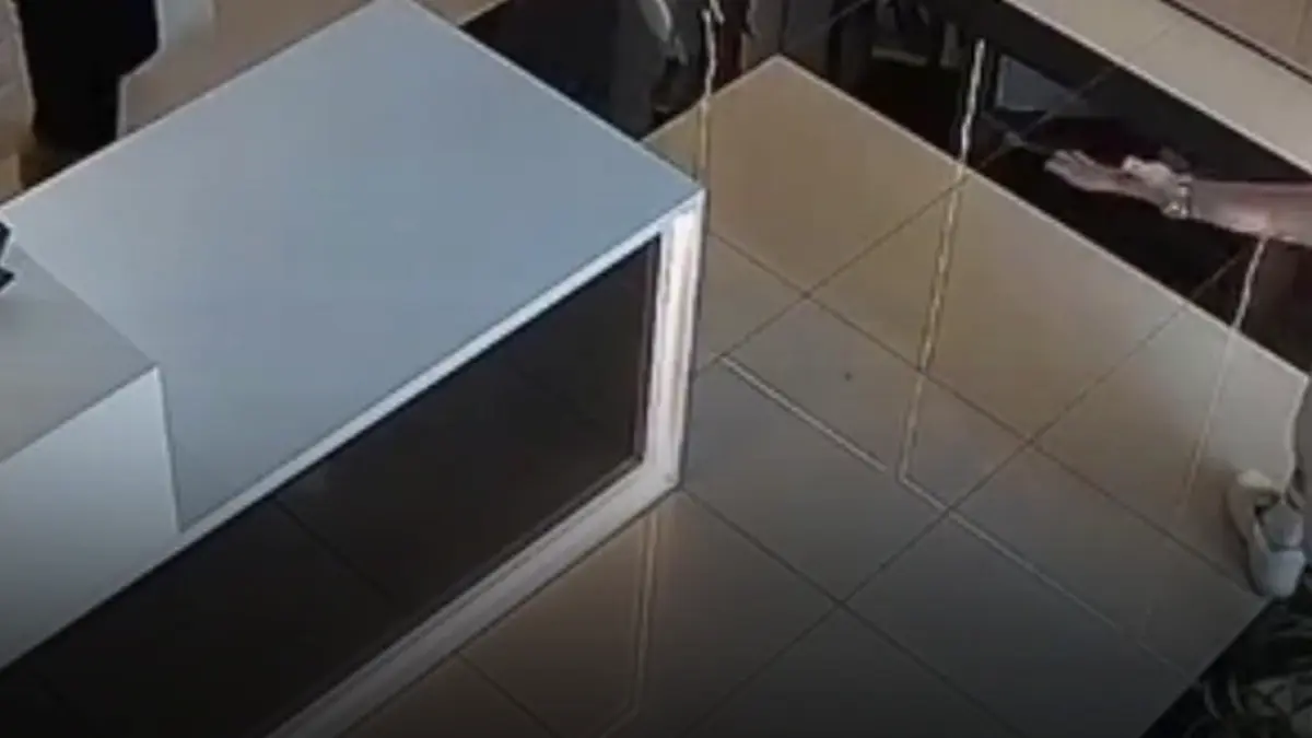am fost avertizati imagini virale cu un robot care ataca un client intr un magazin impartea pumni ca un van damme automatizat