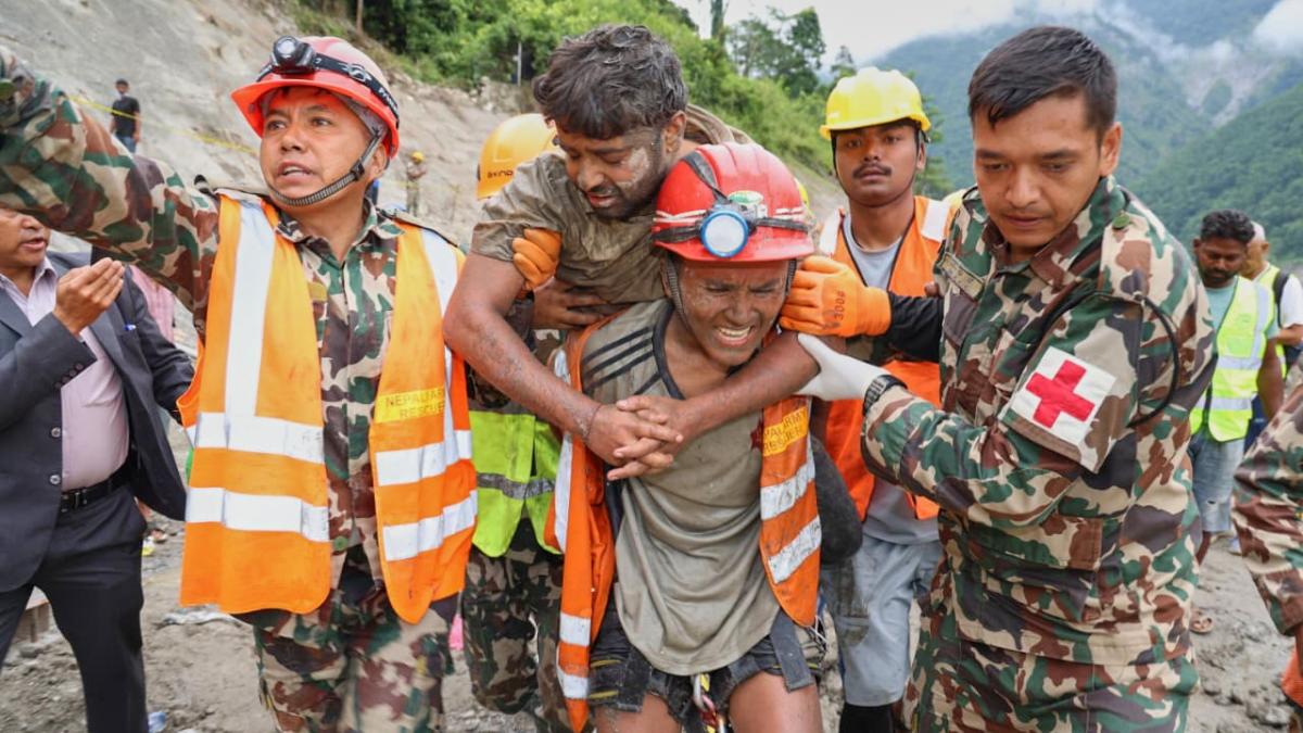 unul dintre supravietuitorii gasiti in viata intr-un tunel al unei hidrocentrale in nepal