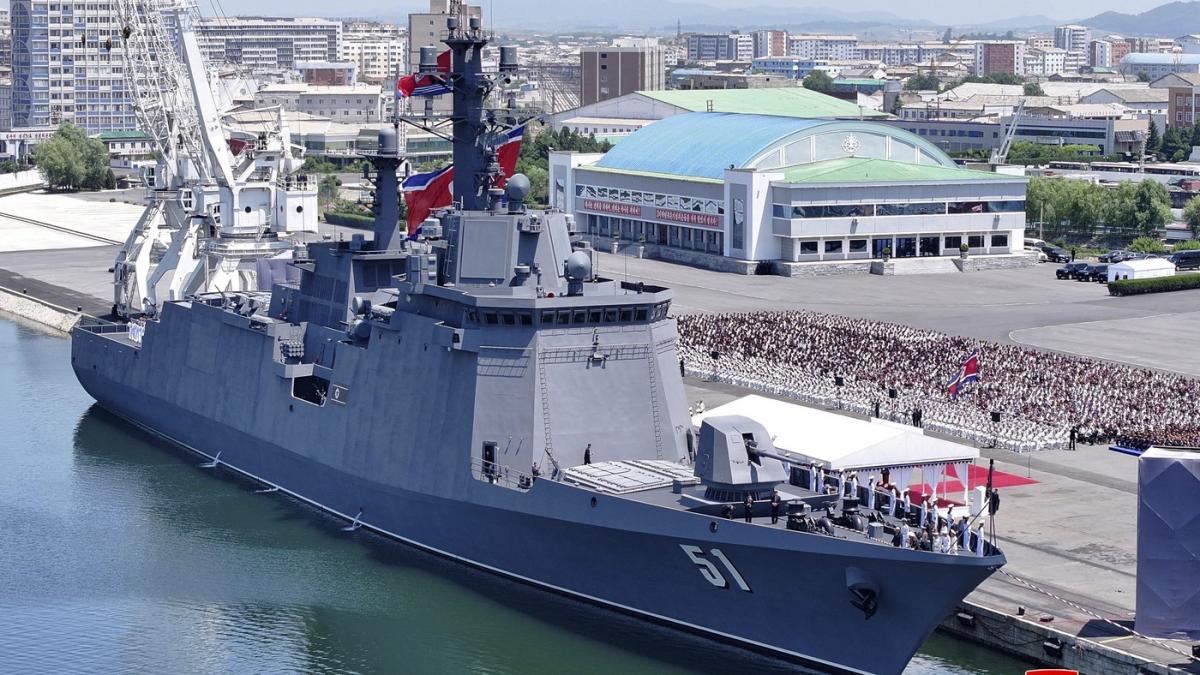 kim jong un si a relansat distrugatorul la prima incercare nava s a rasturnat in port si l a scos din minti