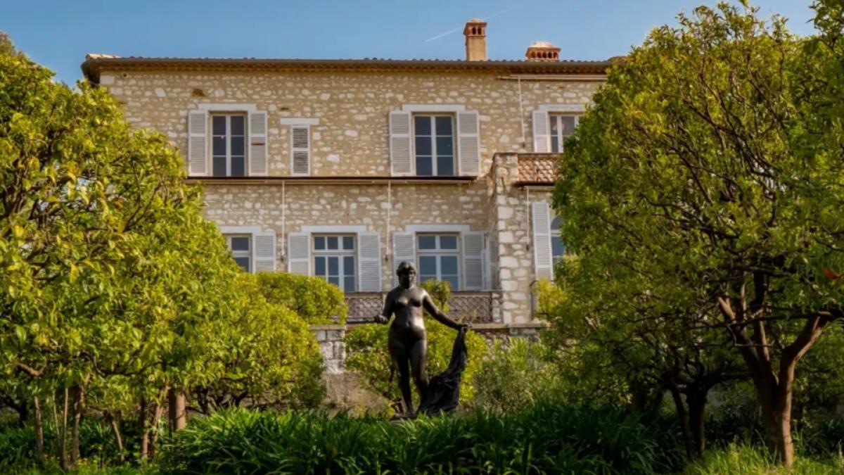 patru tablouri au fost furate de la muzeul renoir de pe coasta de azur una dintre picturi a fost abandonata de hoti pe drum