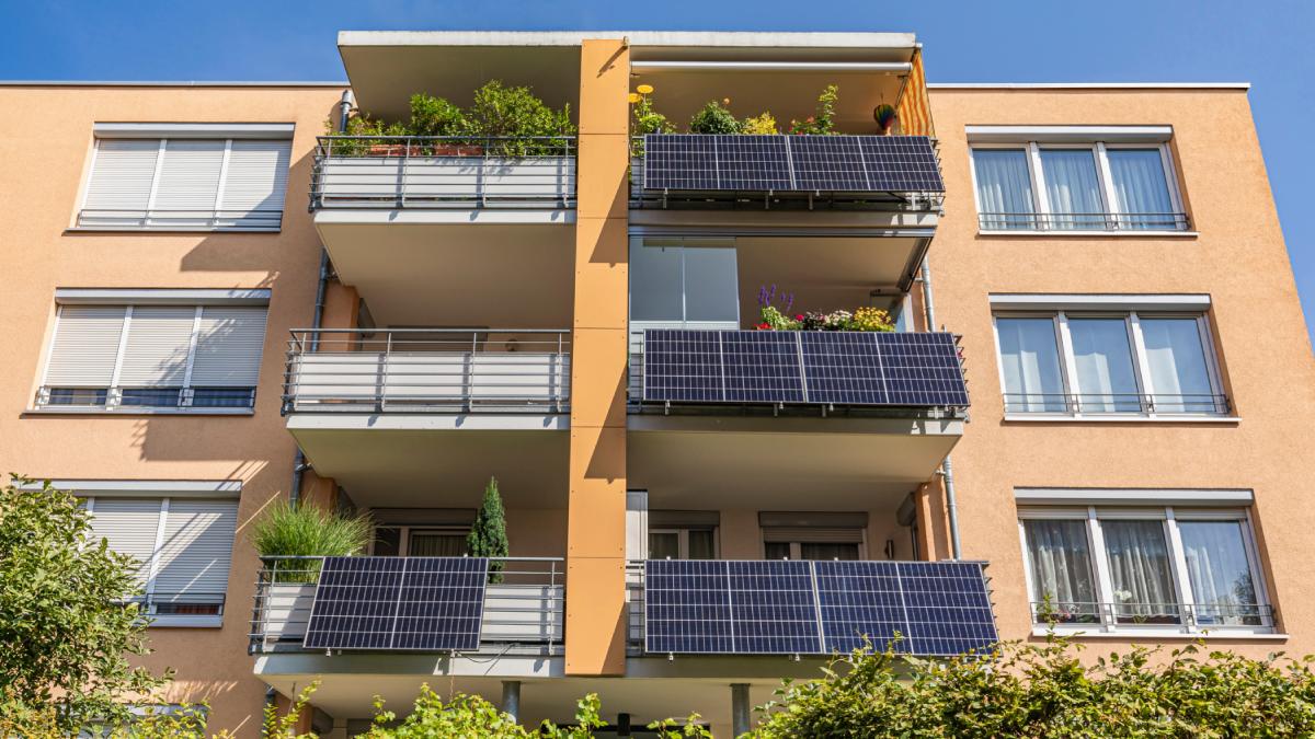 peste un milion de germani produc acum energie solara de pe balcon sistemul costa 500 de euro si se conecteaza direct la priza