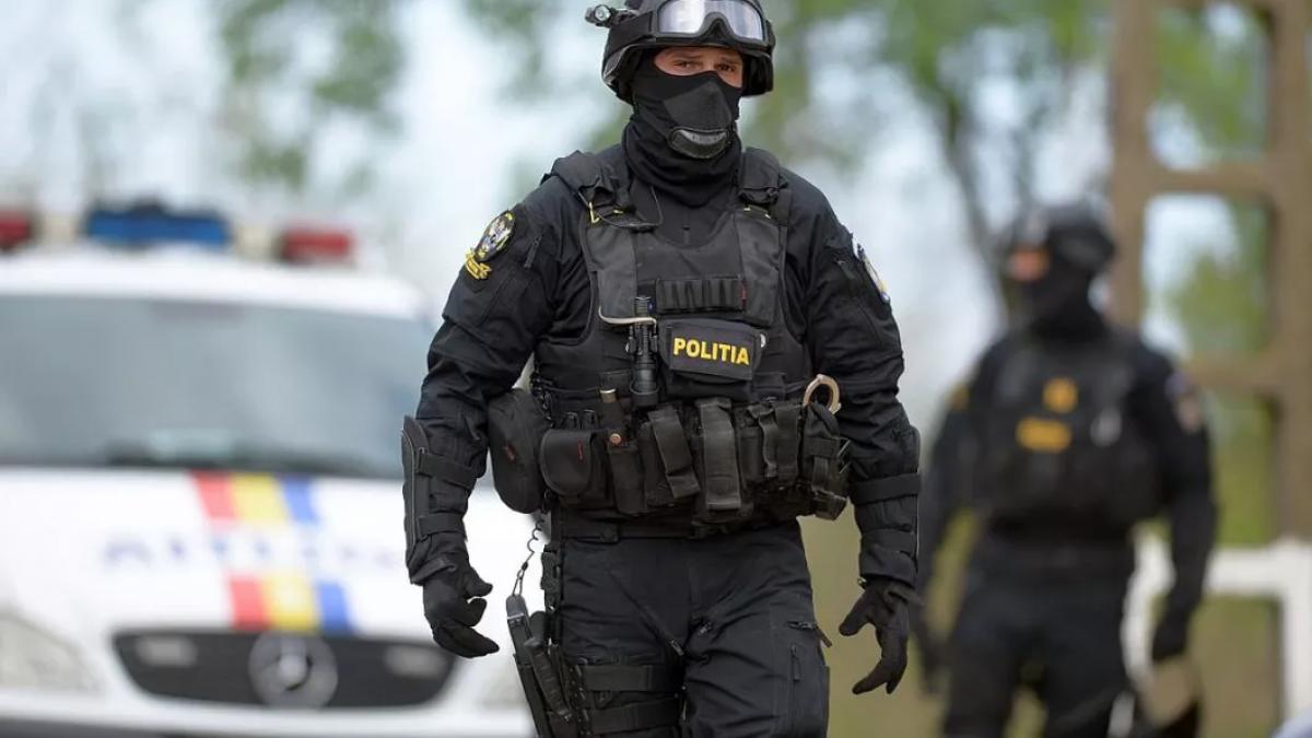 politisti masina de politie