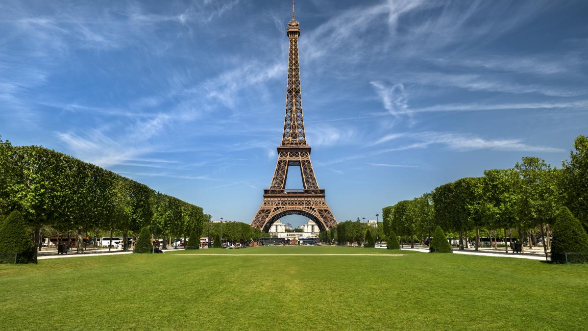 scandal la turnul eiffel angajatii au intrat in greva dupa ce femeilor li s a cerut sa plece in timpul vizitei unui grup hindus