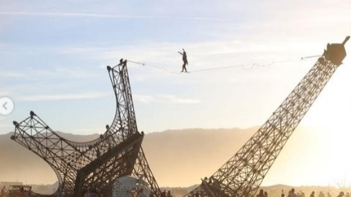 un francez si a investit toate economiile pentru a crea o replica uriasa a turnului eiffel proiectul va fi scos acum la licitatie