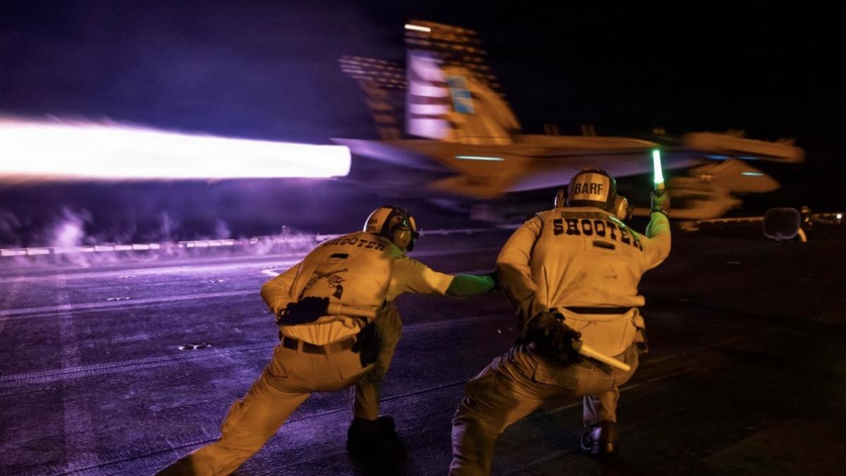 escaladare in razboiul din iran sua au lovit 5 petroliere iraniene teheranul a atacat cu zeci de rachete iordania