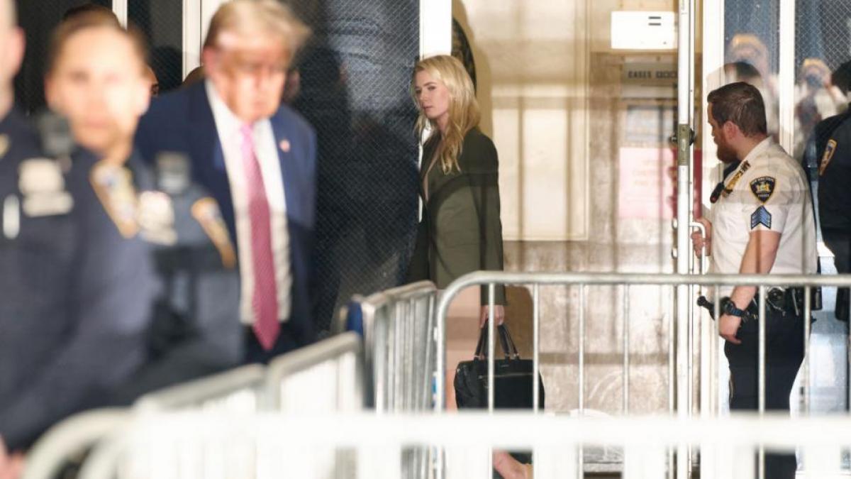 natalie harp tanara care il insoteste pe trump peste tot a primit cadou de la presedinte 45 000 de dolari cash