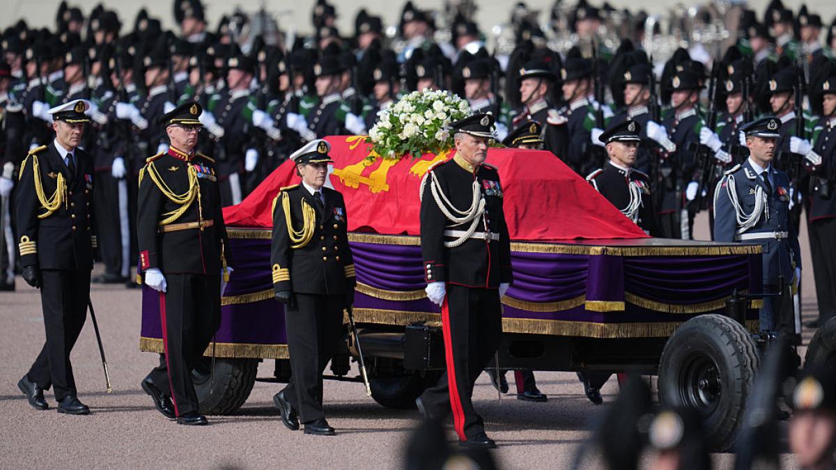 norvegienii isi iau ramas bun de la regele harald bunicul natiunii securitate sporita la funeralii cine participa la ceremonii