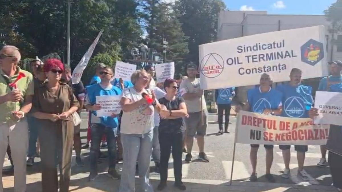 angajatii oil terminal ameninta cu greva generala protestul poate bloca circuitul produselor petroliere prin portul constanta