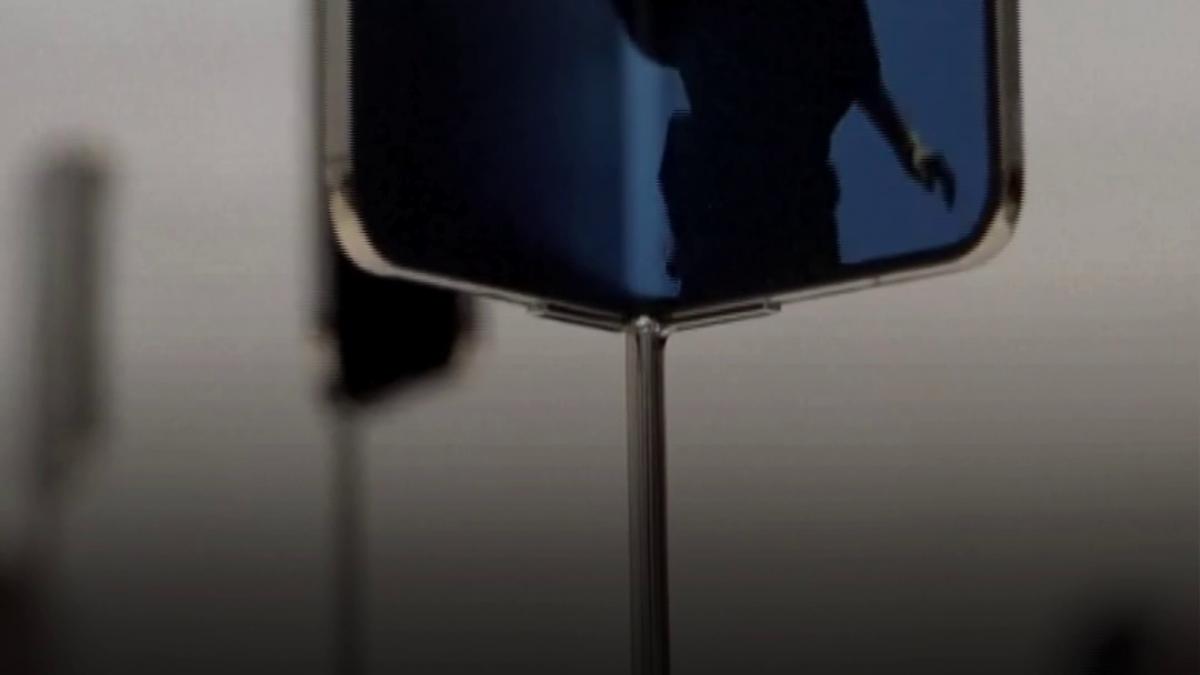 apple a lansat cel mai scump iphone de pana acum noul ceo al companiei pariaza pe un model care ajunge la 3 200 de dolari