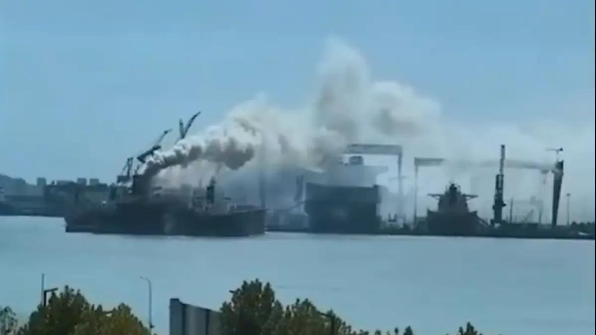 cel putin 20 de morti intr un incendiu la o nava care era in reparatii intr un santier in china xi jinping a cerut ancheta imediata