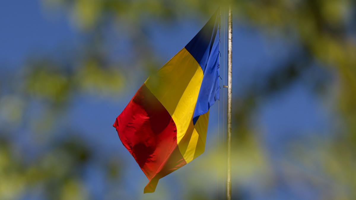 patriarhia face praf proiectul aur care obliga la pupatul drapelului doar preotii pot oficia rugaciuni si da binecuvantari