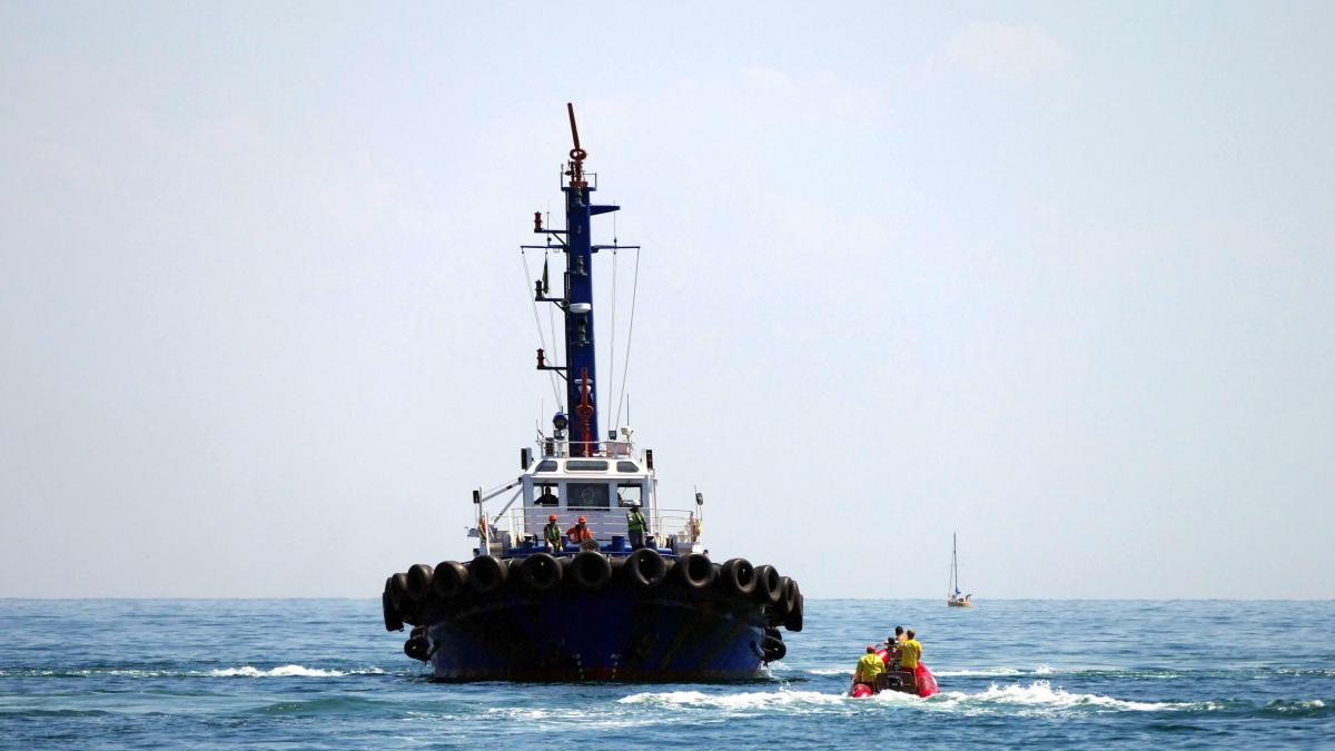 rusia a atacat in marea neagra un remorcher care se indrepta spre constanta doi marinari ucisi