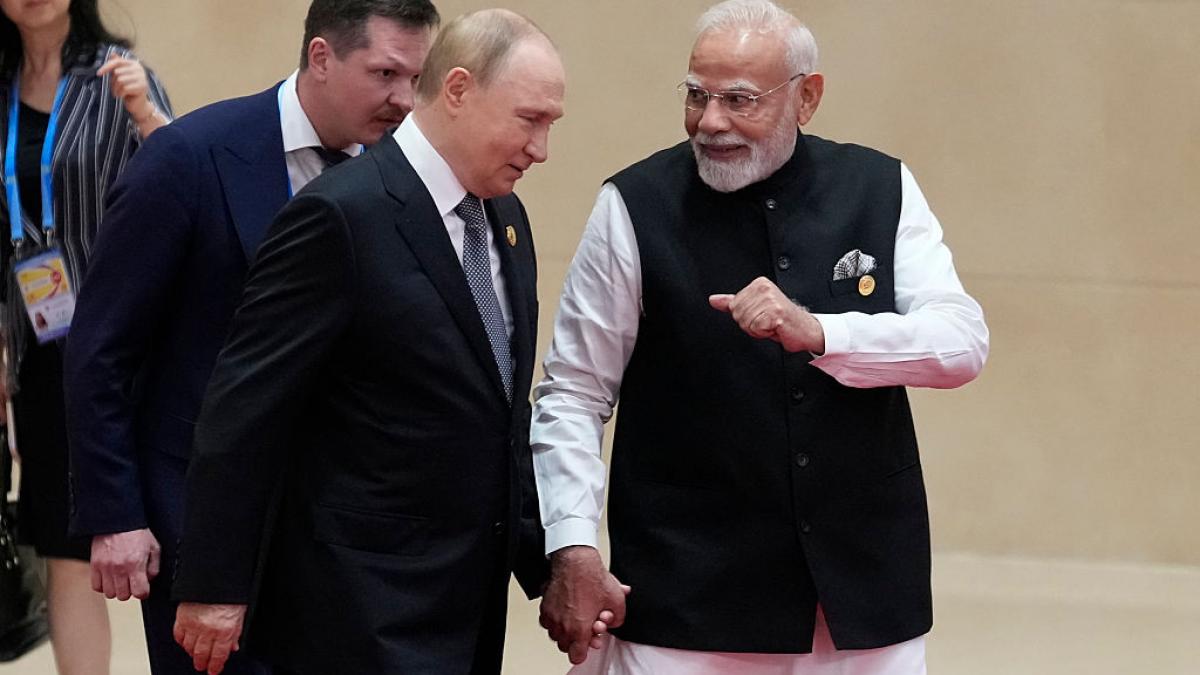 trei avioane rusesti au aterizat la new delhi vladimir putin urmeaza sa discute cu narendra modi inainte de summitul brics din weekend