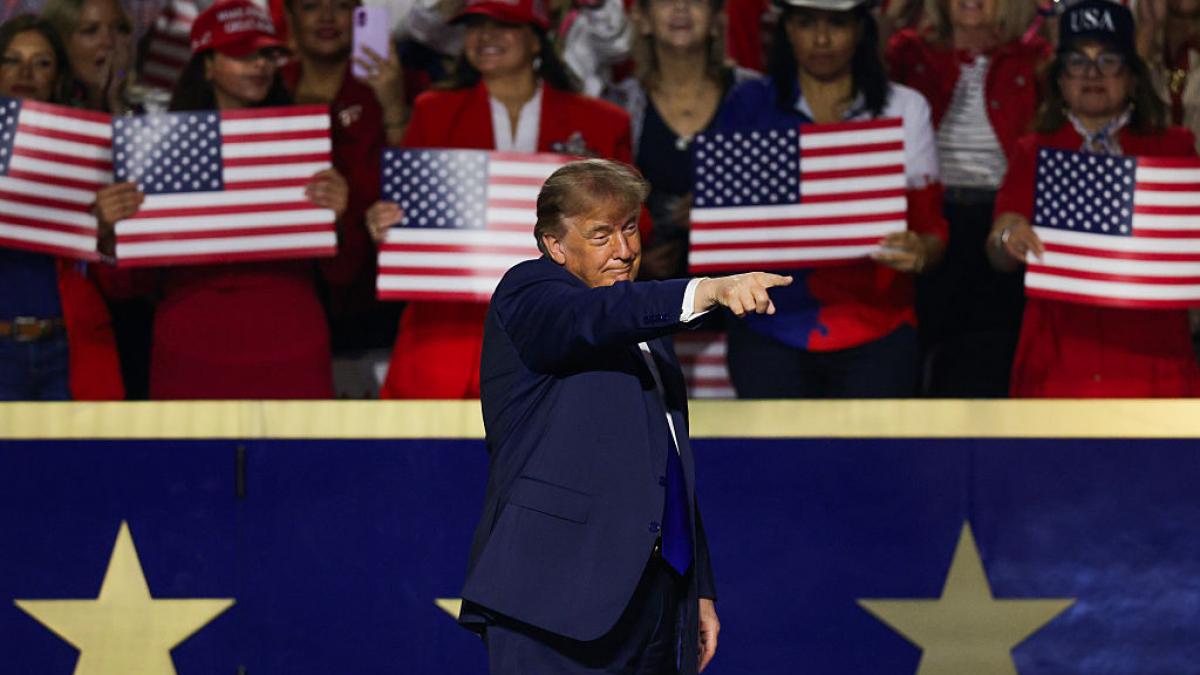 trump promite ca va da cate 5 000 de dolari fiecarui american daca republicanii castiga alegerile din noiembrie