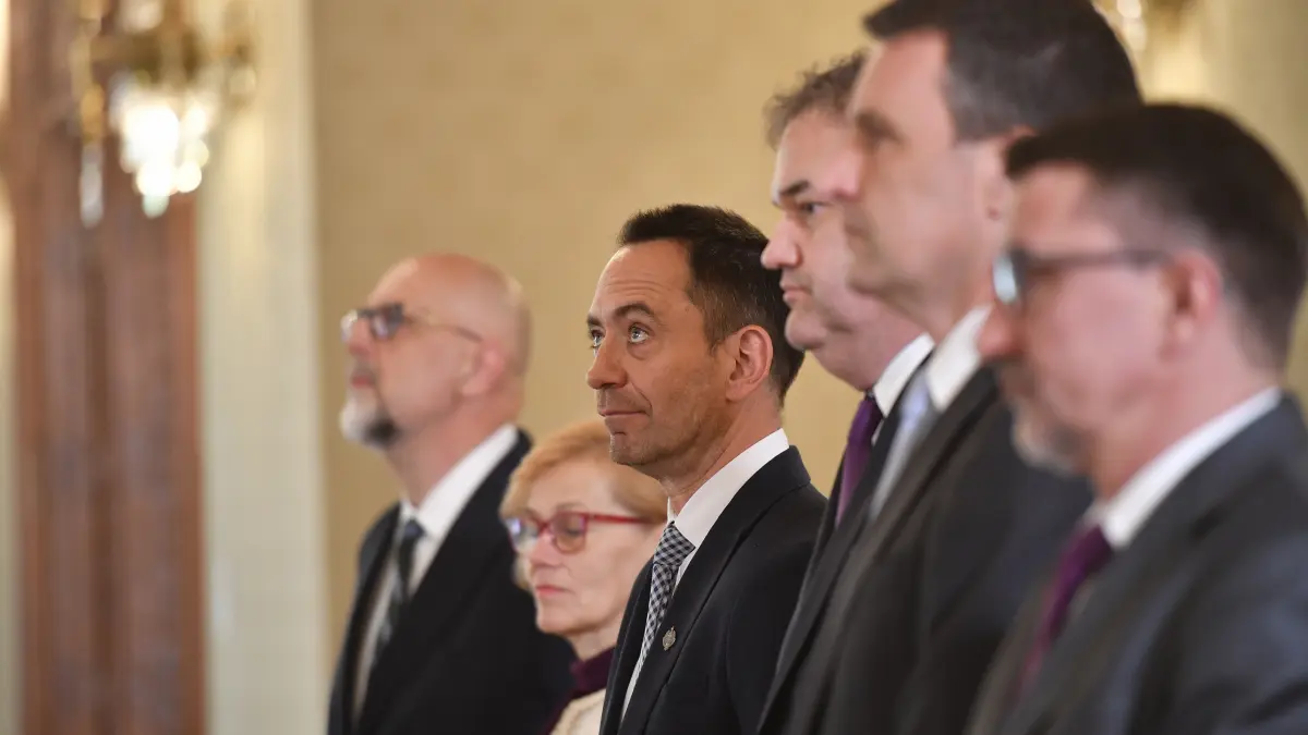 conditia anuntata de udmr pentru a sustine un nou guvern respingerea legii care amendeaza refuzul de a saruta drapelul