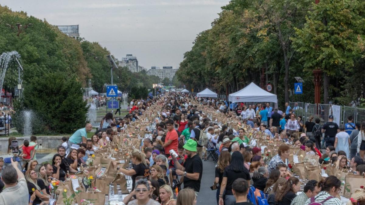 bucurestiul a intrat in cartea recordurilor cu masa care uneste ciucu a fost o mare sufragerie astazi in piata constitutiei