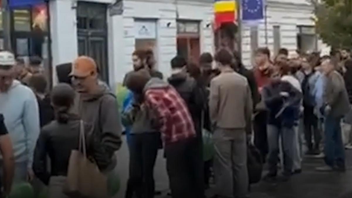 mii de oameni au stat la coada in ploaie sa primeasca burgeri gratis